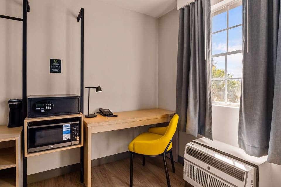 Family Room | Down comforters, in-room safe, desk, laptop workspace