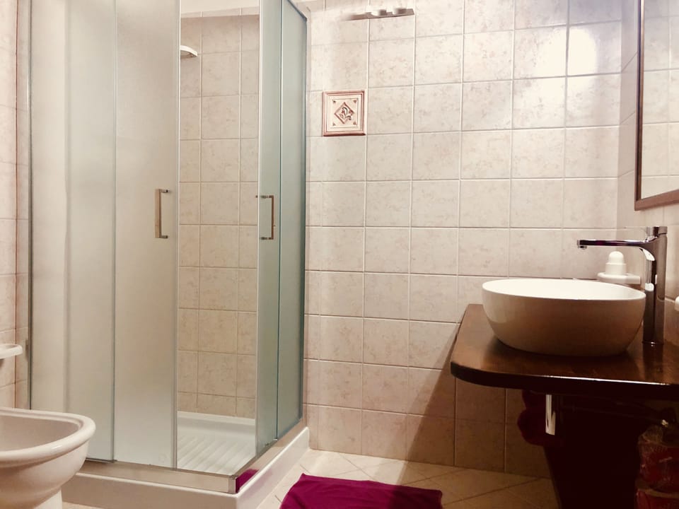 Quadruple Room | Bathroom | Free toiletries, hair dryer, bathrobes, bidet