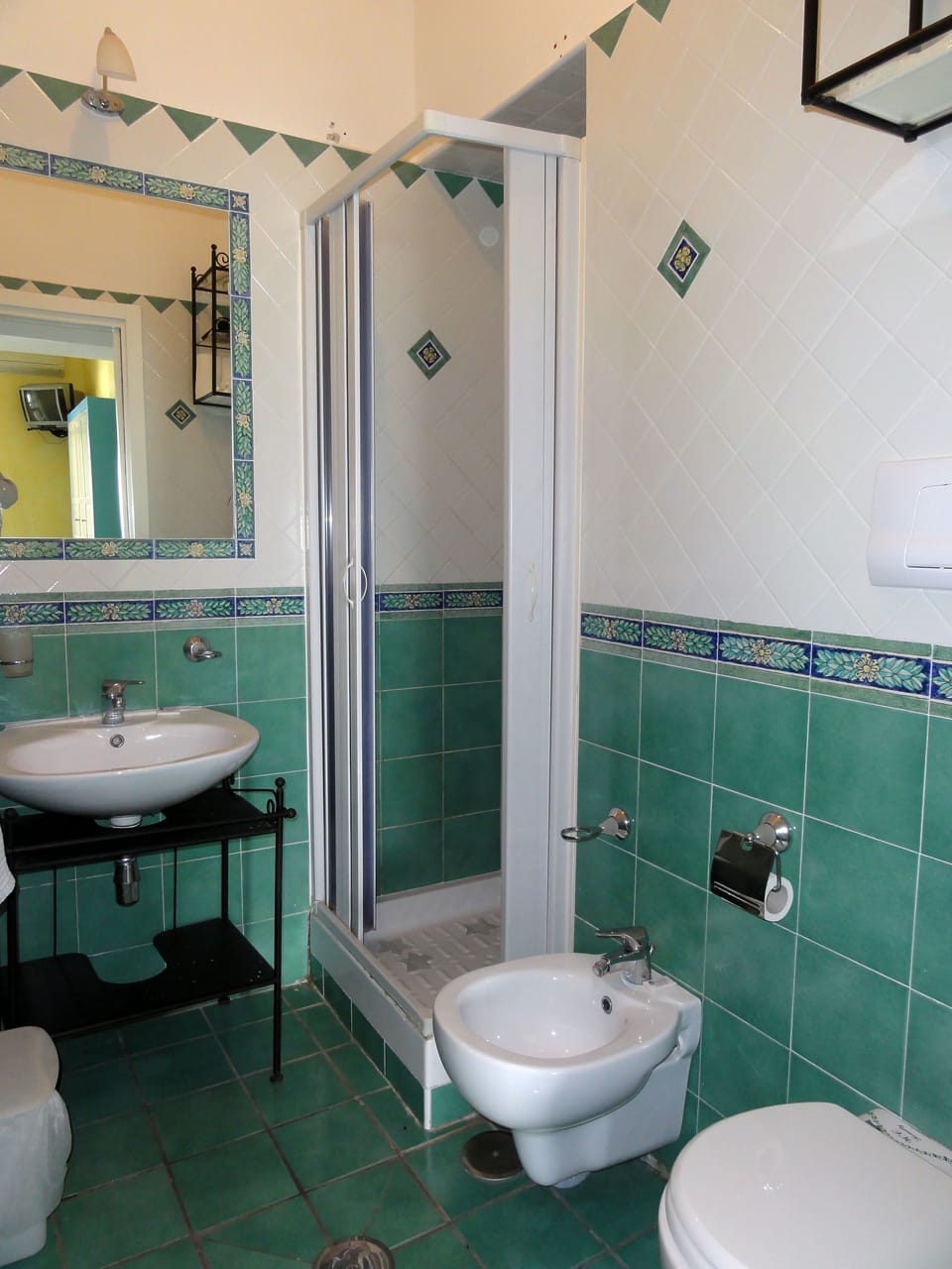 Shower, rainfall showerhead, free toiletries, hair dryer