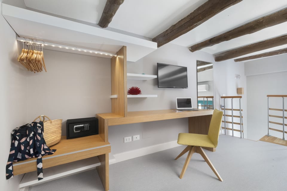 Comfort Room | Minibar, in-room safe, blackout drapes, soundproofing