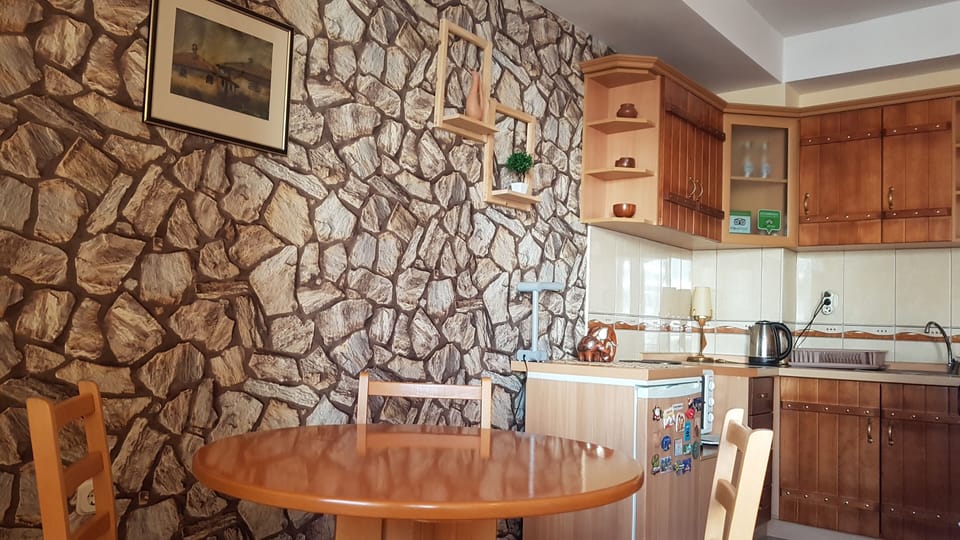 Design Studio Suite | Private kitchen | Fridge, oven, stovetop, coffee/tea maker