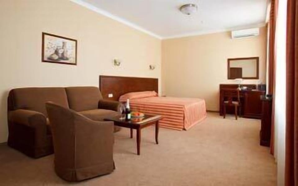 Suite | Memory foam beds, minibar, in-room safe, desk