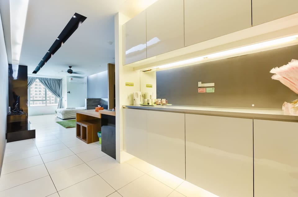 Deluxe Studio Suite | Living area | Flat-screen TV