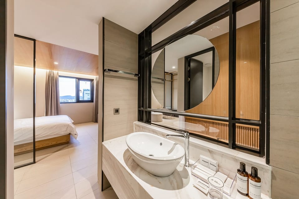 Family Studio Suite | Bathroom | Combined shower/tub, deep soaking tub, free toiletries, hair dryer