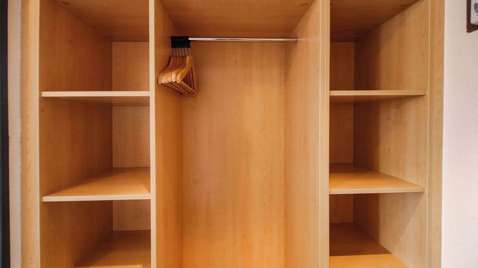 Double Room with bathtub | Wardrobe