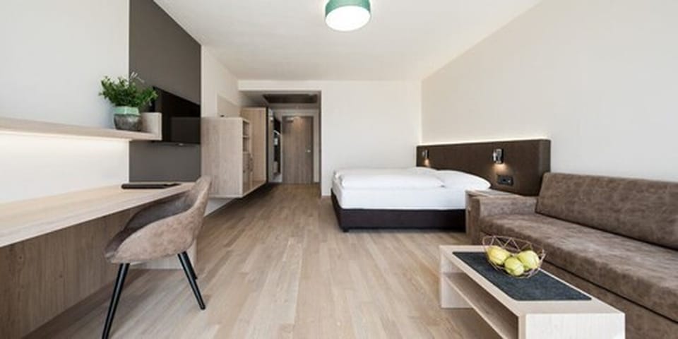 Junior Suite, Garden View | Minibar, in-room safe, desk, soundproofing