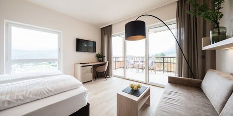 Junior Suite, Balcony | Minibar, in-room safe, desk, soundproofing