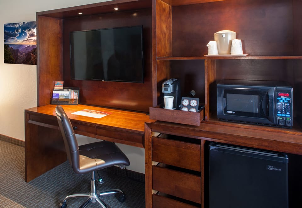 Egyptian cotton sheets, premium bedding, desk, WiFi (free)