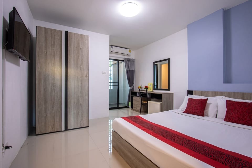 Standard Double Room | Minibar, desk, laptop workspace, WiFi (free)