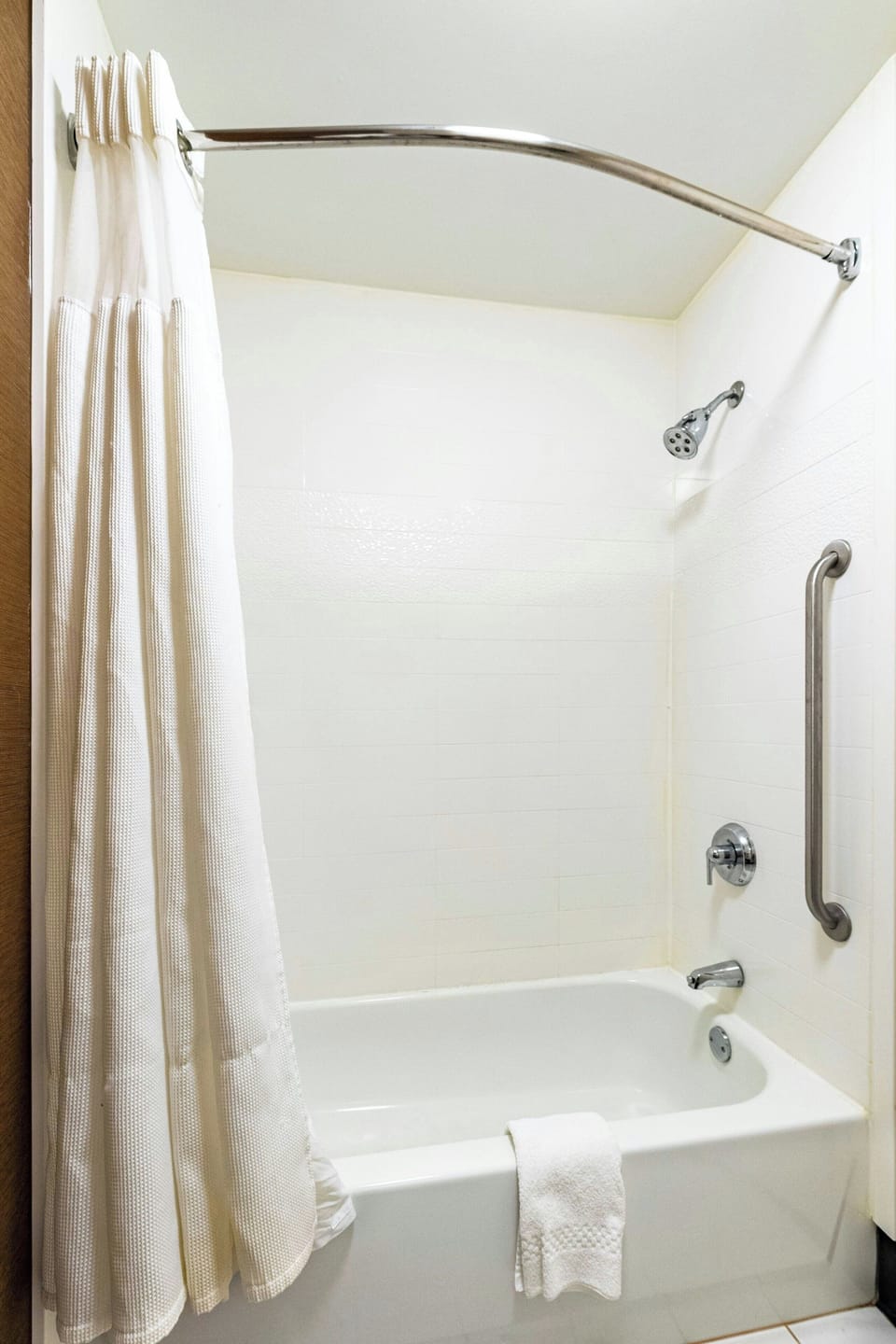 Combined shower/tub, free toiletries, hair dryer, towels