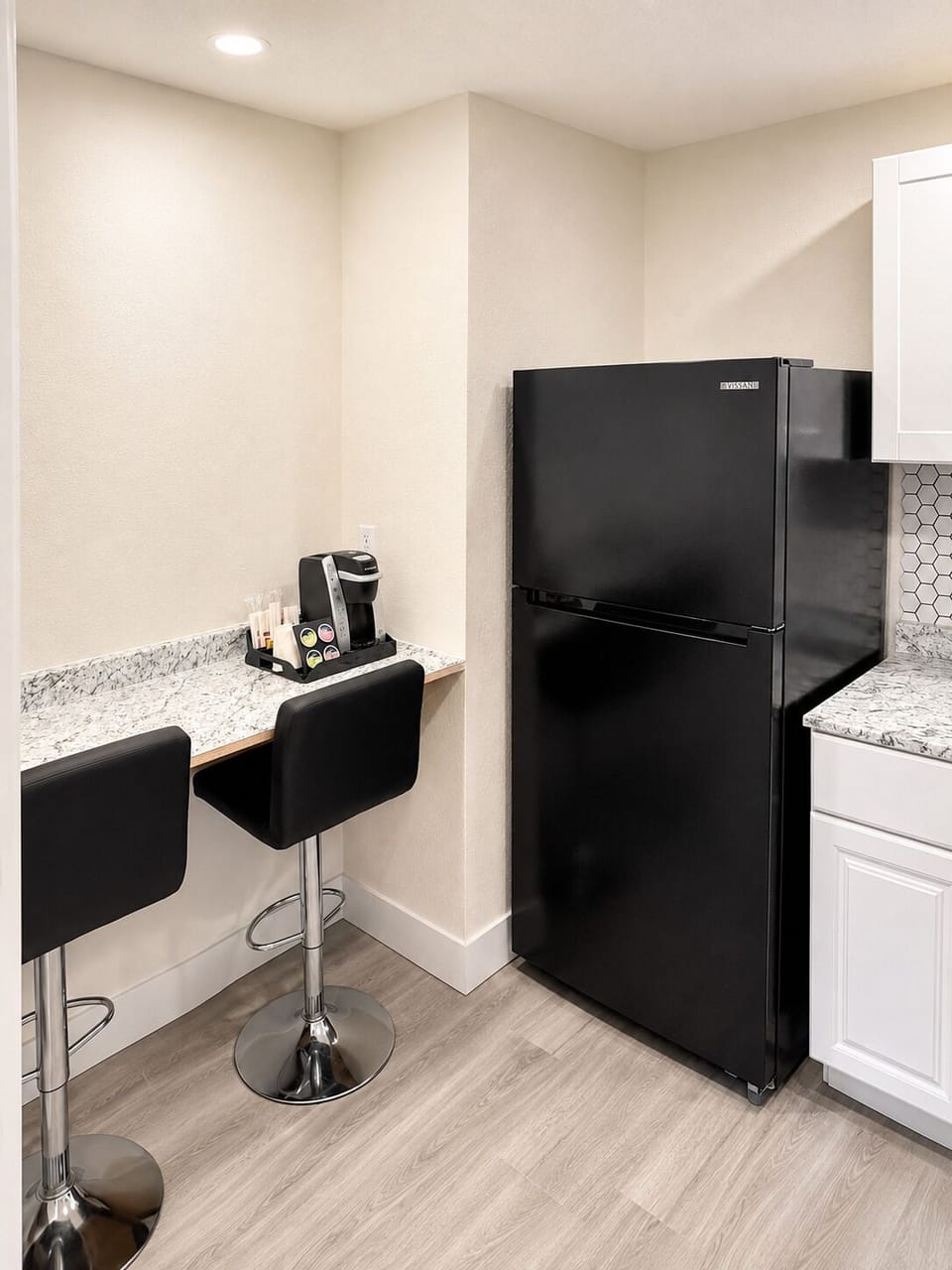 Deluxe Room, 1 Queen Bed, Kitchenette | Private kitchen | Coffee/tea maker, fridge, microwave, freezer