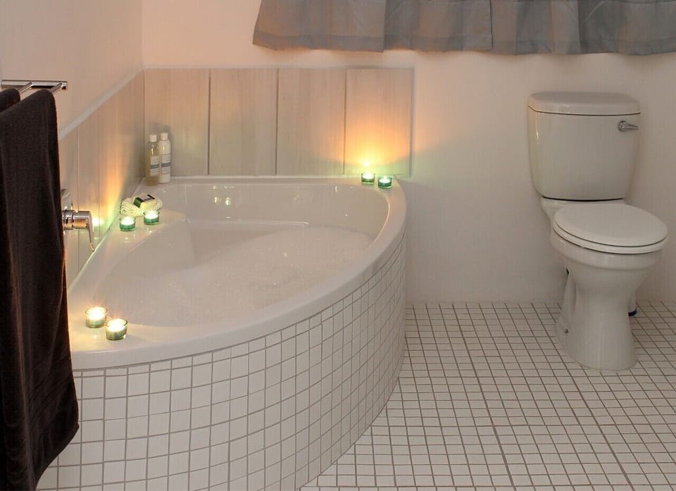 Panoramic House | Bathroom | Separate tub and shower, free toiletries, hair dryer, towels