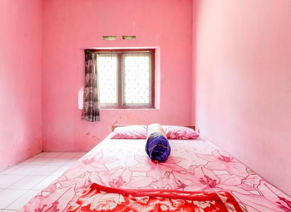 Standard Double Room, Shared Bathroom | Desk