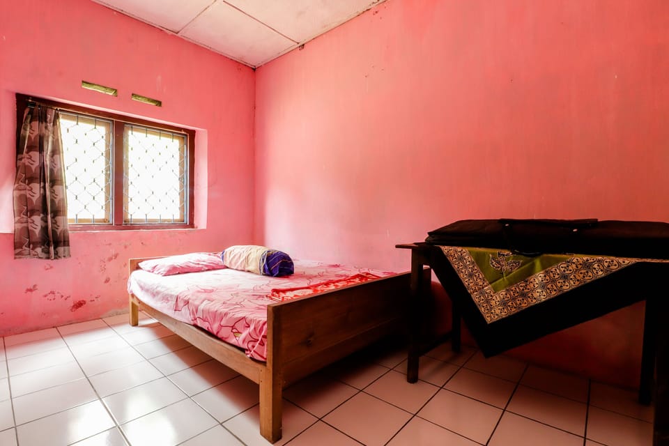 Standard Double Room, Shared Bathroom | Desk