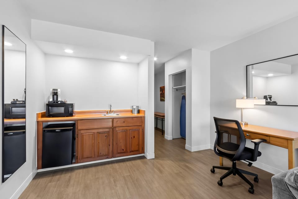 Suite, 1 King Bed | Private kitchenette | Coffee/tea maker, fridge, microwave