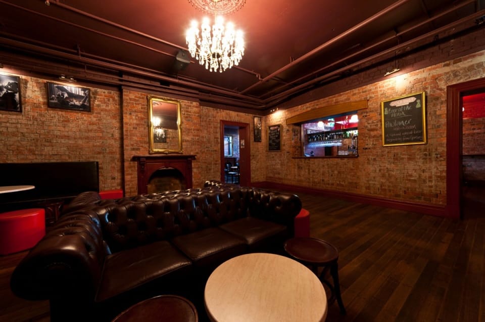2 bars/lounges