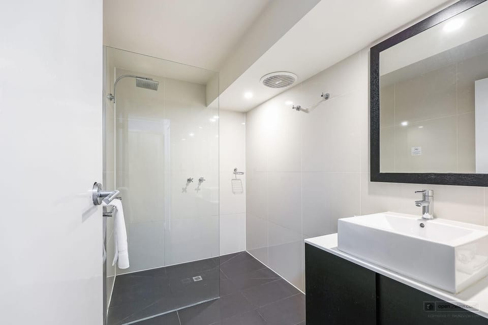 Family Room | Bathroom | Shower, hair dryer, towels