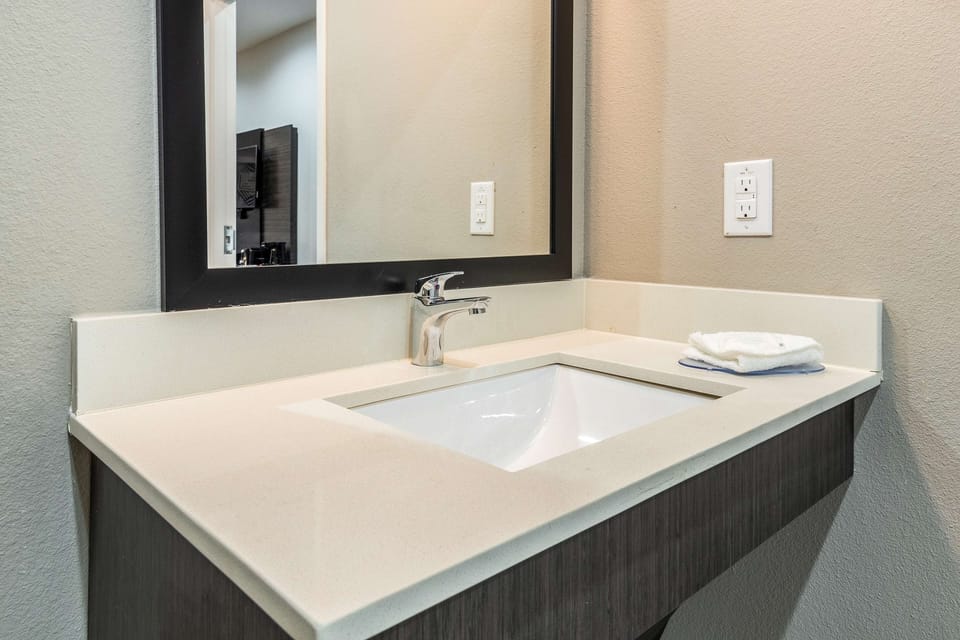 Combined shower/tub, free toiletries, hair dryer, towels
