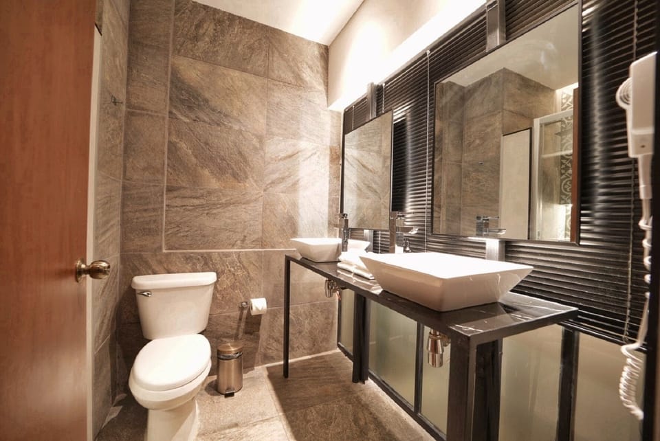 Shower, rainfall showerhead, free toiletries, hair dryer