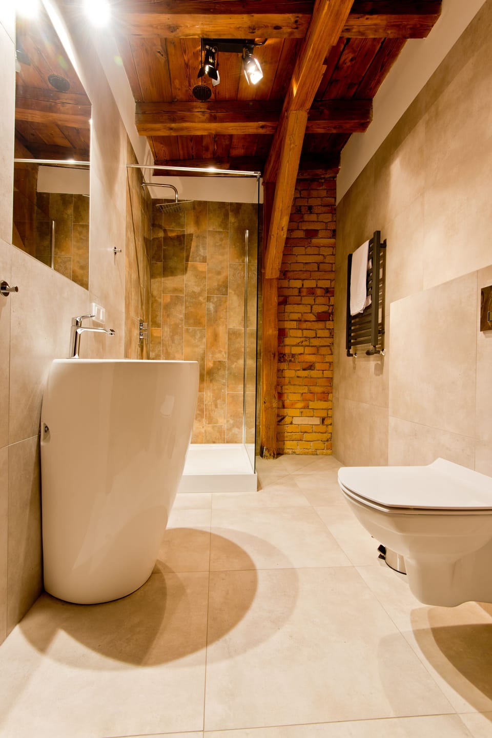 Premium Quadruple Room | Bathroom | Shower, rainfall showerhead, free toiletries, hair dryer