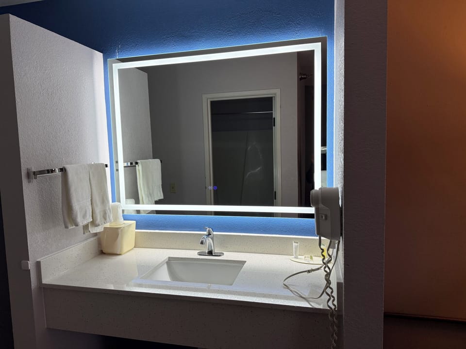 Combined shower/tub, hair dryer, towels