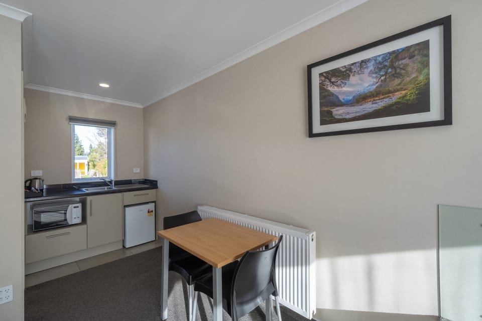 Studio | Private kitchenette | Coffee/tea maker, fridge, shared microwave