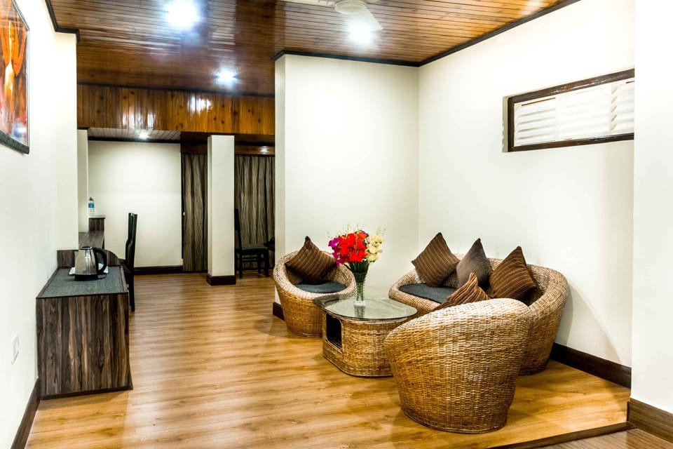 Suite | Living area | 32-inch LED TV with cable channels, TV