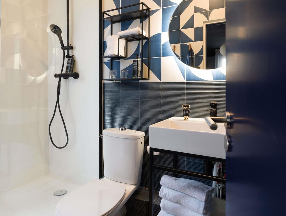 Deluxe Suite, 1 Double Bed with Sofa bed | Bathroom | Eco-friendly toiletries, hair dryer, towels