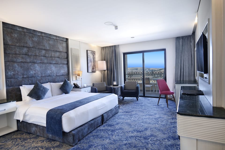 Deluxe Room | Minibar, in-room safe, blackout drapes, soundproofing