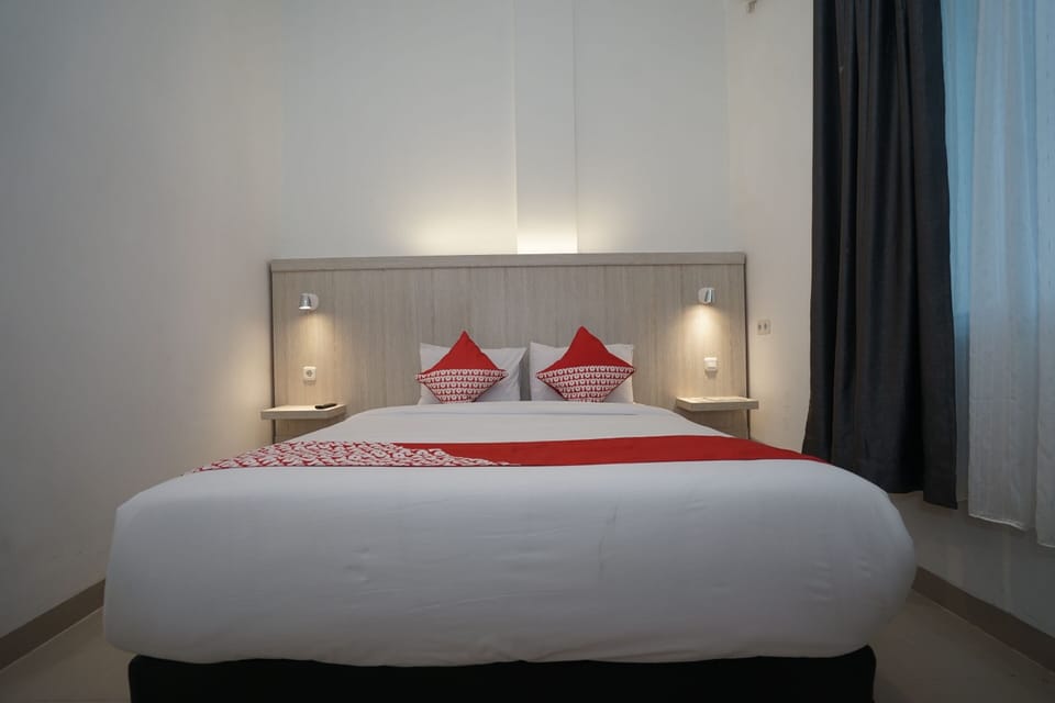 Deluxe Double Room | Desk, WiFi (free), bed sheets