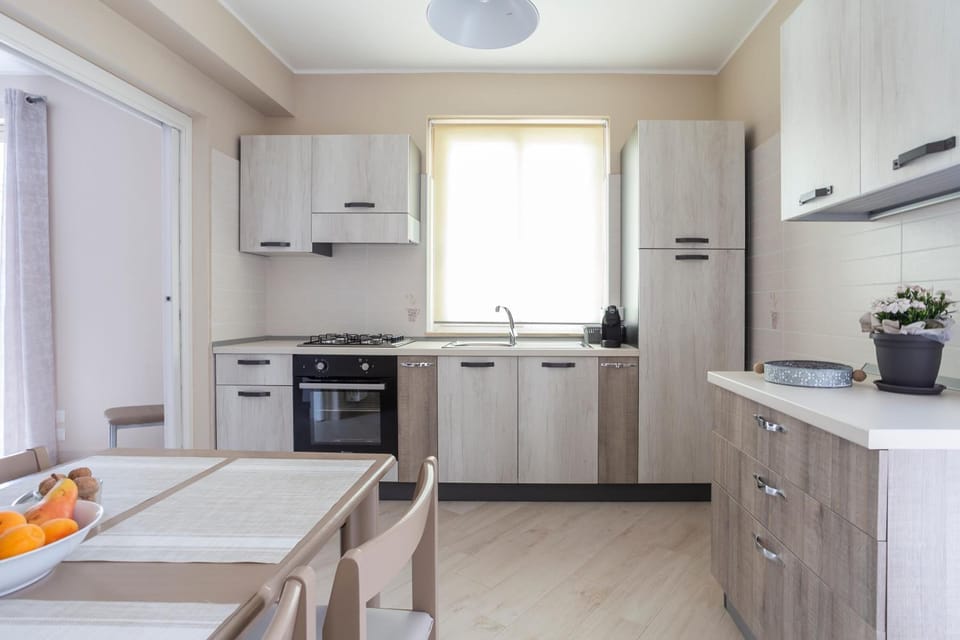 Full-size fridge, oven, stovetop, cookware/dishes/utensils