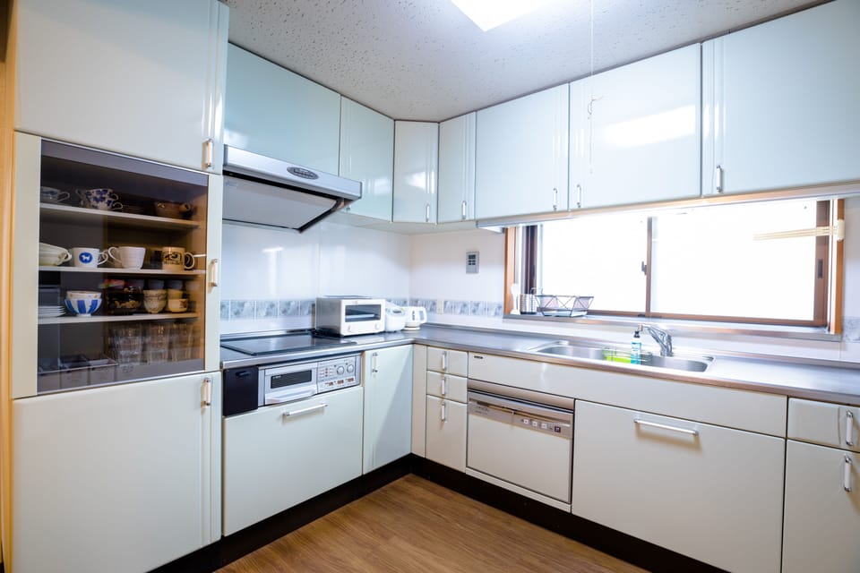 Villa, 6 Bedrooms | Private kitchen | Fridge, microwave, oven, stovetop