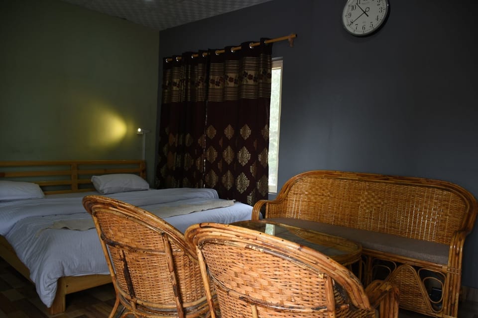 Suite Room | Desk, soundproofing