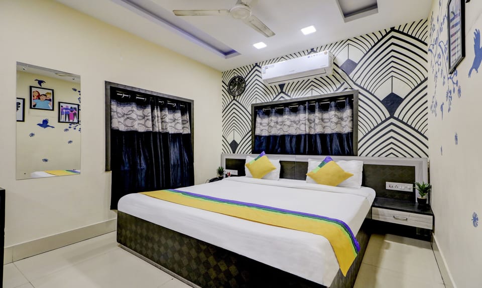 Deluxe Room | Iron/ironing board, free WiFi, bed sheets