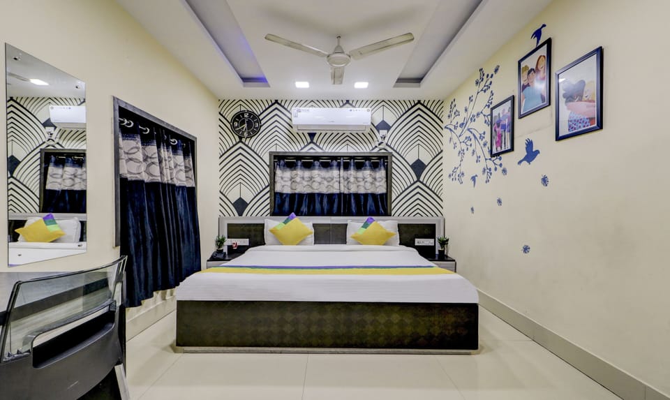 Deluxe Room | Iron/ironing board, free WiFi, bed sheets