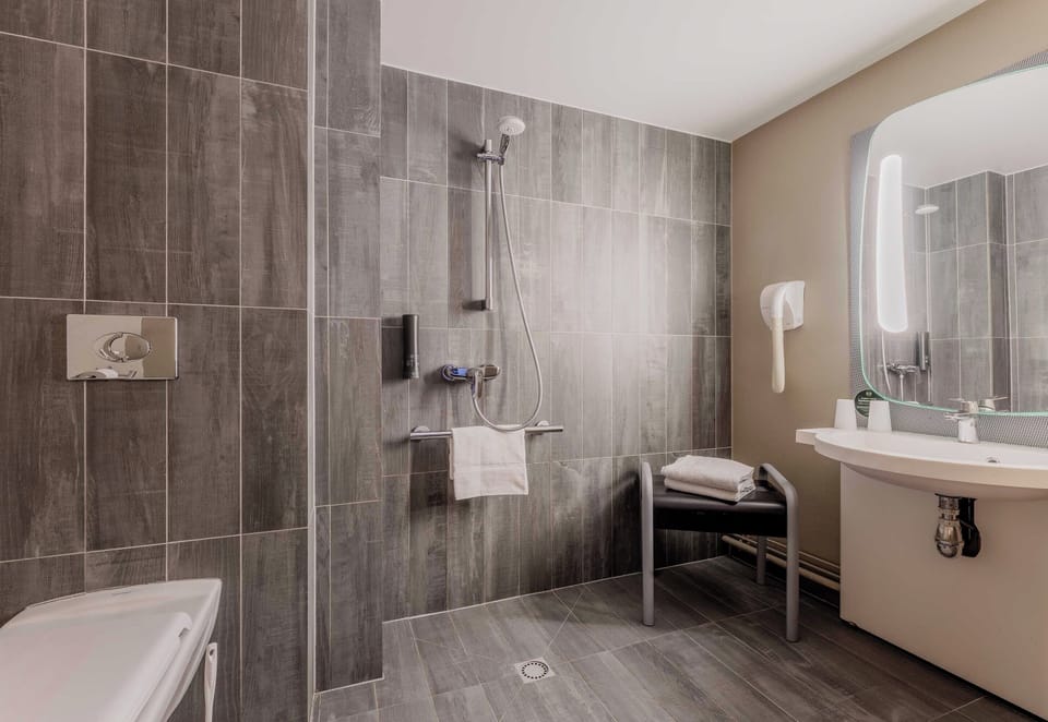 Standard Double Room, Mobility Accessible, Non Smoking | Bathroom | Eco-friendly toiletries, hair dryer, towels