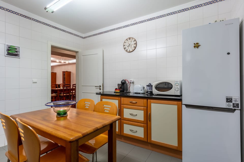 Full-size fridge, microwave, oven, stovetop