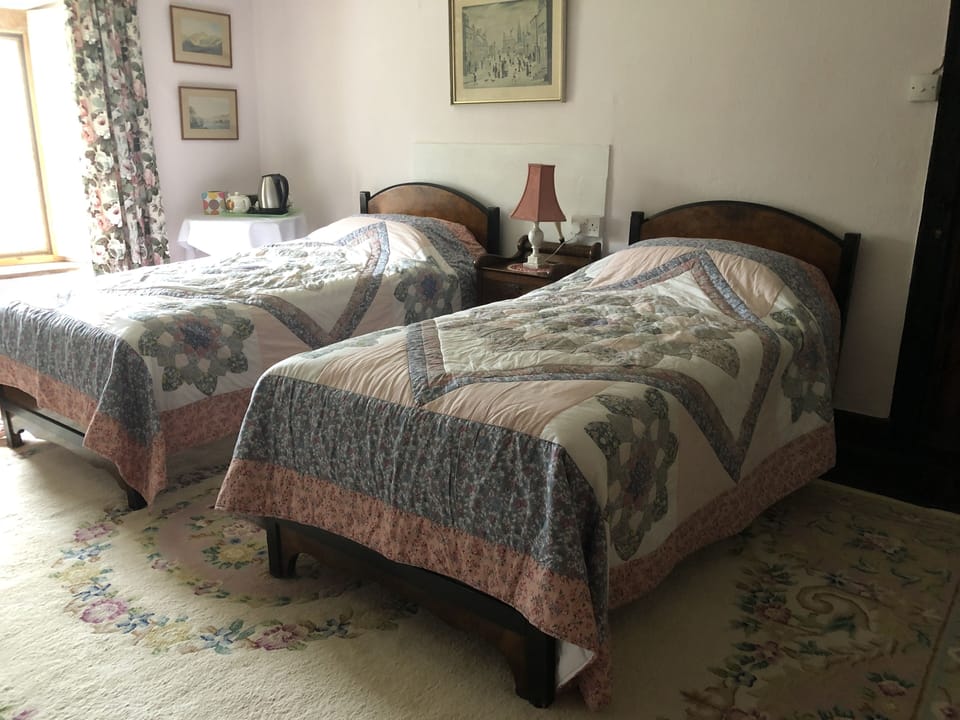 Twin Room, Shared Bathroom | Individually decorated, individually furnished, bed sheets