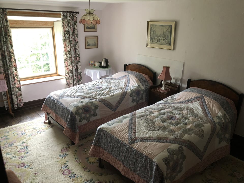 Twin Room, Shared Bathroom | Individually decorated, individually furnished, bed sheets