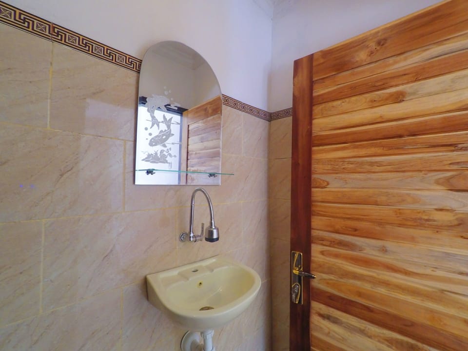 Standard Double Room, 1 Queen Bed | Bathroom | Shower, free toiletries, bidet, towels