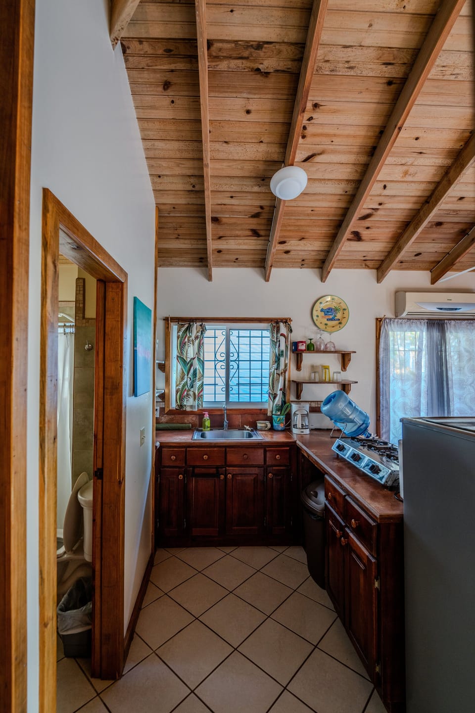 Gecko Bungalow | Private kitchen | Full-size fridge, microwave, oven, dishwasher
