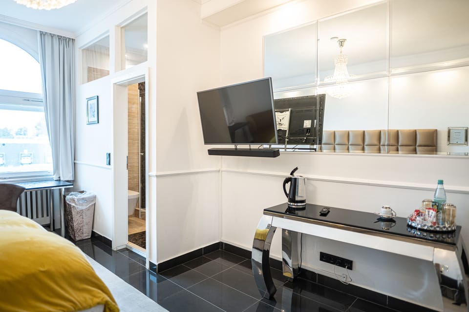 Comfort Double Room | Minibar, in-room safe, individually decorated, individually furnished