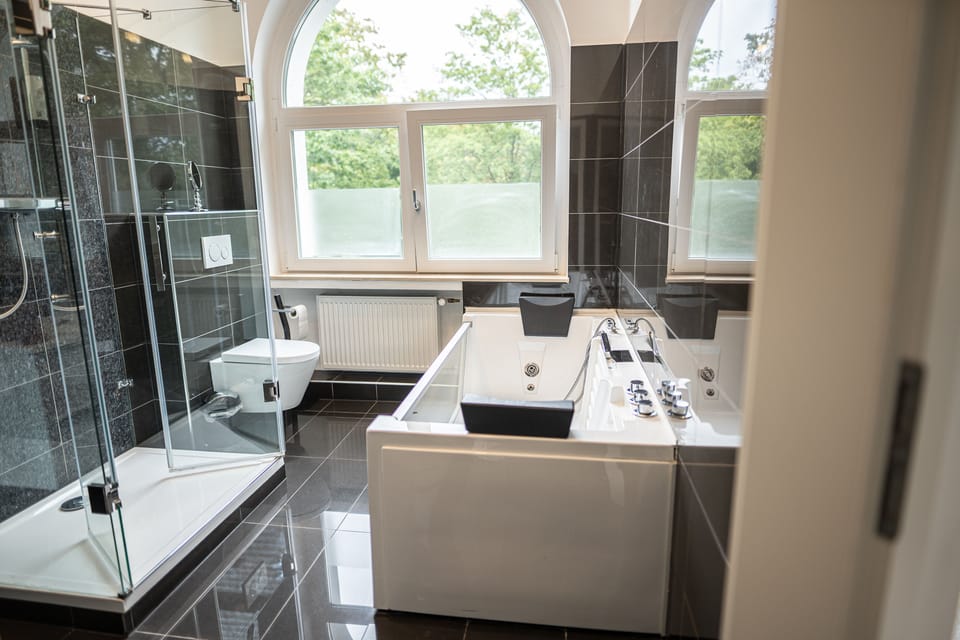 Deluxe Room, Hot Tub (Platin) | Bathroom | Hair dryer, towels, soap, shampoo