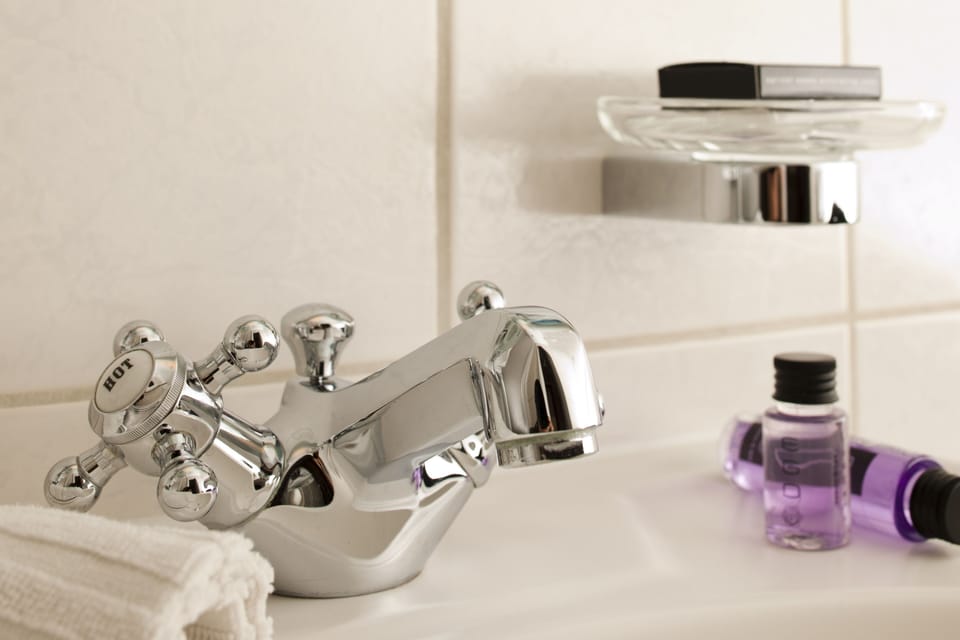 Comfort Double Room, Annex Building (Lodner) | Bathroom | Designer toiletries, hair dryer, towels