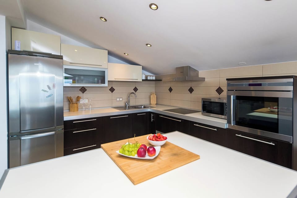 Apartment (A1) | Private kitchen | Fridge, stovetop, dishwasher, coffee/tea maker