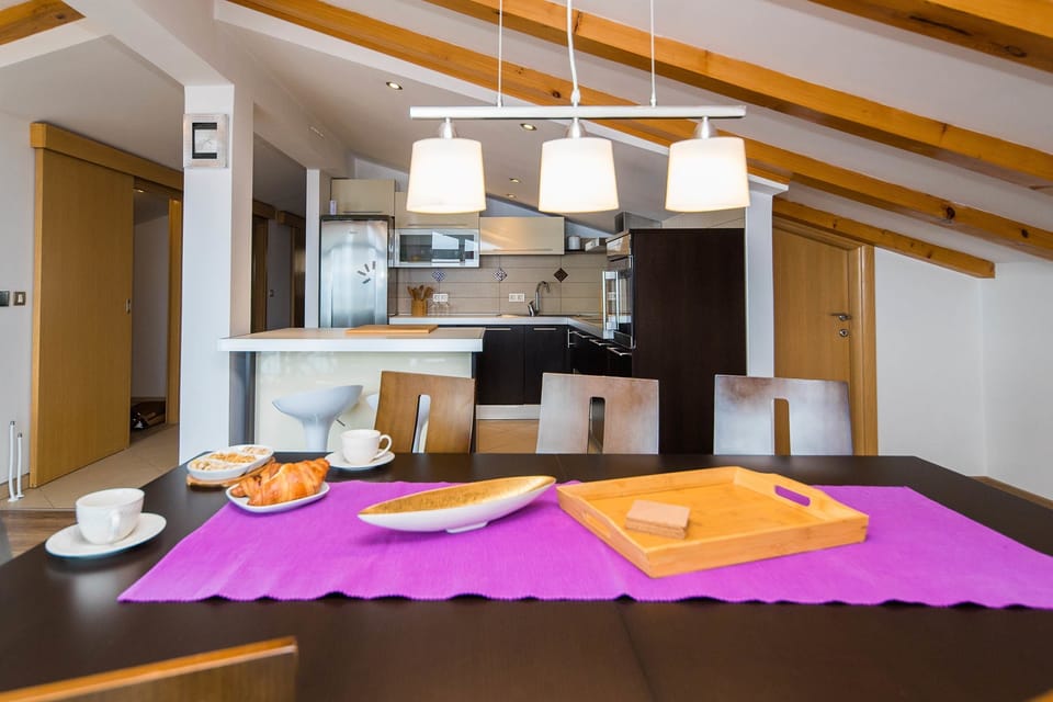 Private kitchen | Fridge, stovetop, dishwasher, coffee/tea maker