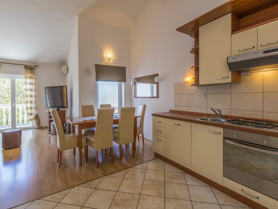 Private kitchen | Fridge, microwave, oven, stovetop