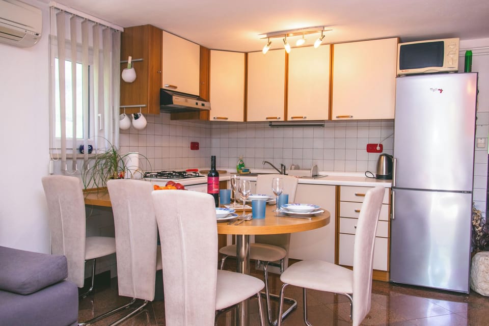 Apartment (A1) | Private kitchen | Fridge, microwave, oven, stovetop