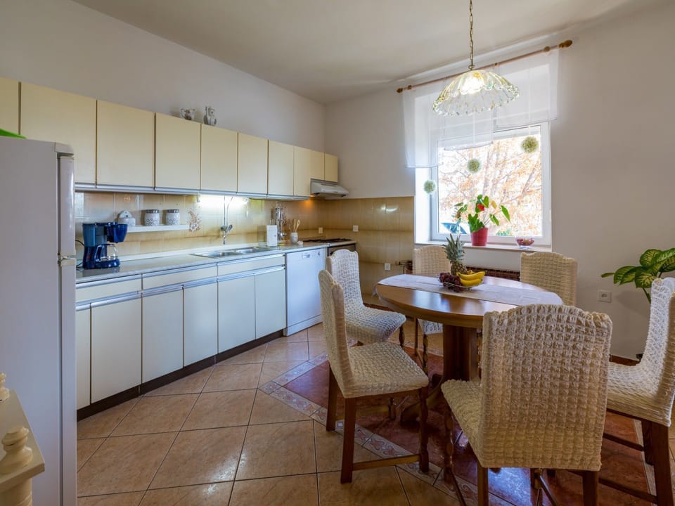 Apartment (A1) | Private kitchen | Fridge, microwave, oven, stovetop