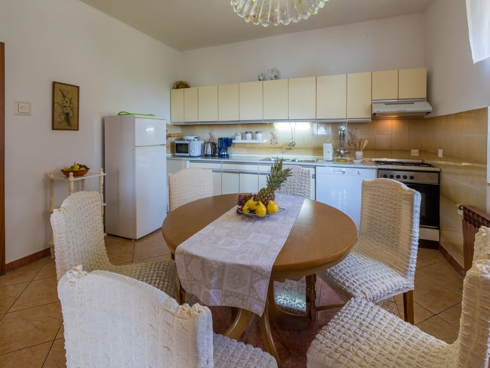 Apartment (A1) | Private kitchen | Fridge, microwave, oven, stovetop